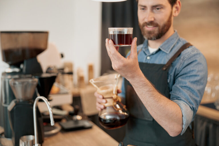 Barista begutachtet frisch gemachten Kaffee