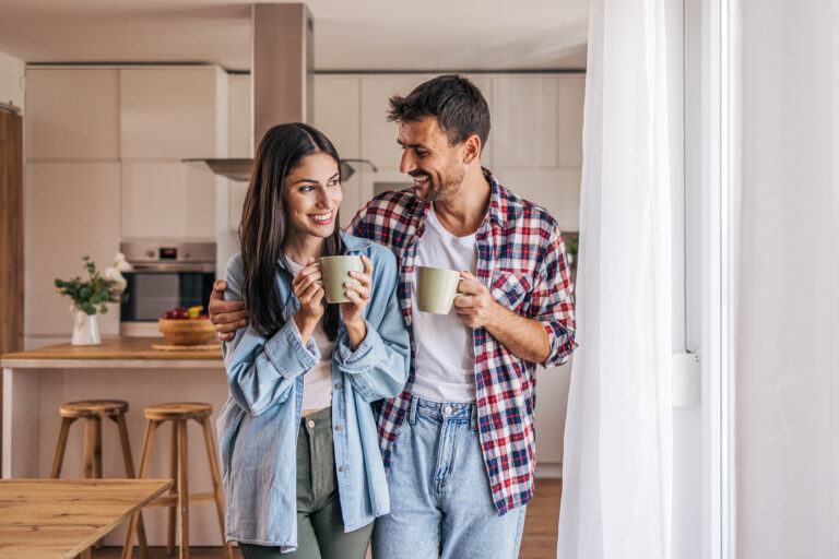Pärchen trinkt zusammen eine Tasse Kaffee