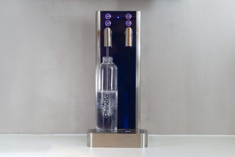 Phinella Flasche wird einer Zapfsäule mit Wasser befüllt